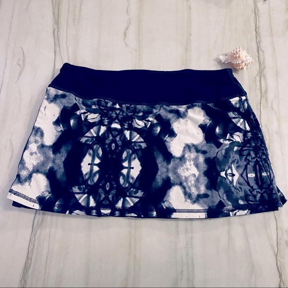 lululemon athletica Dresses & Skirts - Lululemon 6 Reg navy Blue tie dye skirt skort EUC